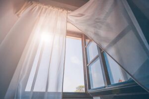 Asegúrate de ventilar todos los espacios posibles en casa y en el lugar de trabajo, y de limpiar el polvo acumulado.