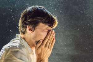 Las alergias se caracterizan por la secreción nasal, dificultad para respirar, tos ligera y silbidos en el pecho.