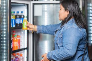 Los entornos obesogénicos son la suma de las influencias que los ambientes, las oportunidades o circunstancias de la vida, tienen para promover obesidad en individuos o la sociedad. 