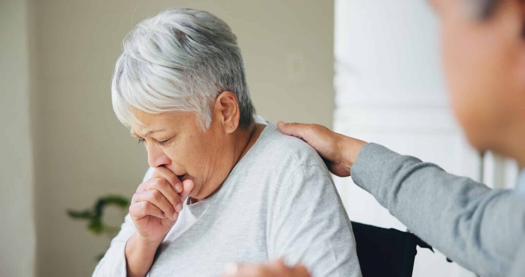 Se recomienda que si el adulto mayor experimenta síntomas como cansancio, dificultad para respirar, tos persistente o sangrado, es importante consultar al médico. 