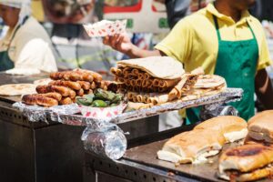 Los entornos obesogénicos son la suma de las influencias que los ambientes, las oportunidades o circunstancias de la vida, tienen para promover obesidad en individuos o la sociedad. 