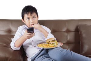 Los entornos obesogénicos son la suma de las influencias que los ambientes, las oportunidades o circunstancias de la vida, tienen para promover obesidad en individuos o la sociedad. 